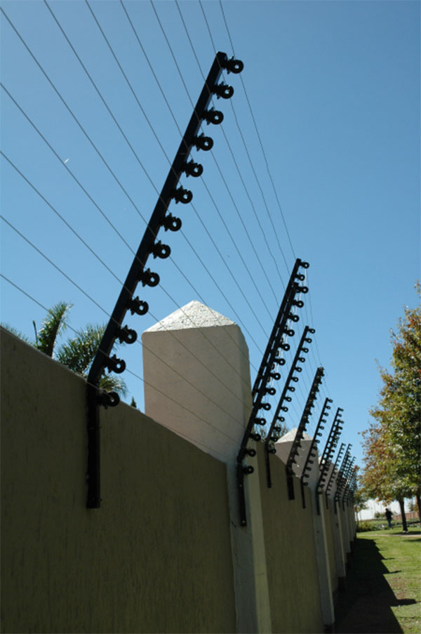 Wall-mounted electric fence installation